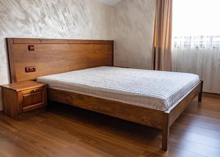 With A Mountain View * 班斯科